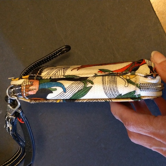 GUC. Sakroots wristlet/wallet. - Picture 11 of 12